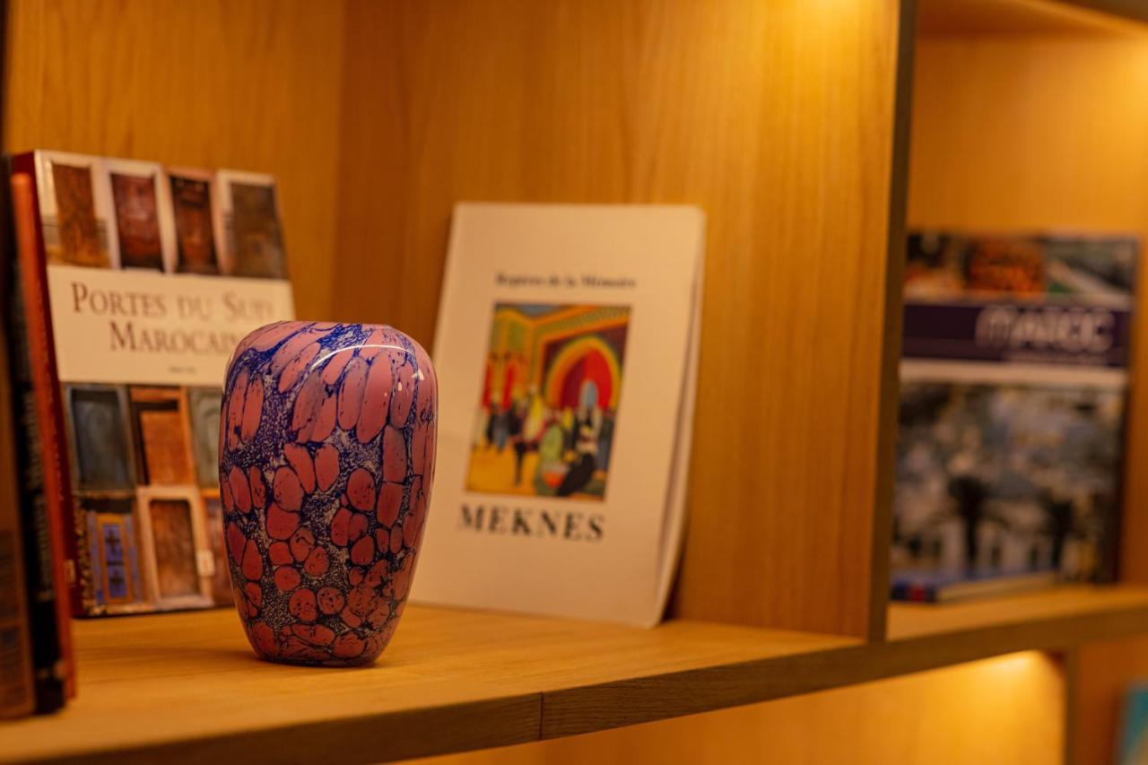 Hotel Jadali&Spa Marrakesh Bagian luar foto A book by Roger Raveel in the library of the University of Ghent