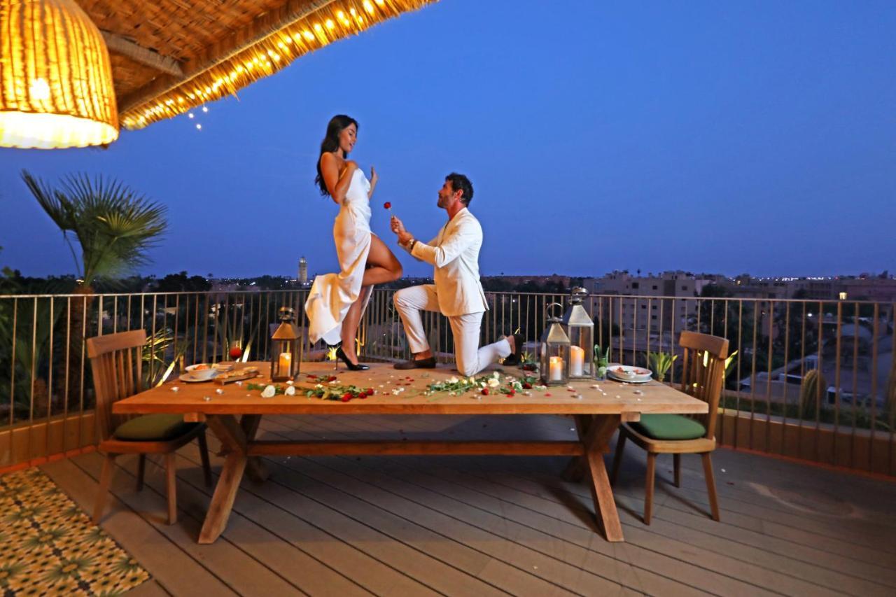 Hotel Jadali&Spa Marrakesh Bagian luar foto A man proposing to a woman
