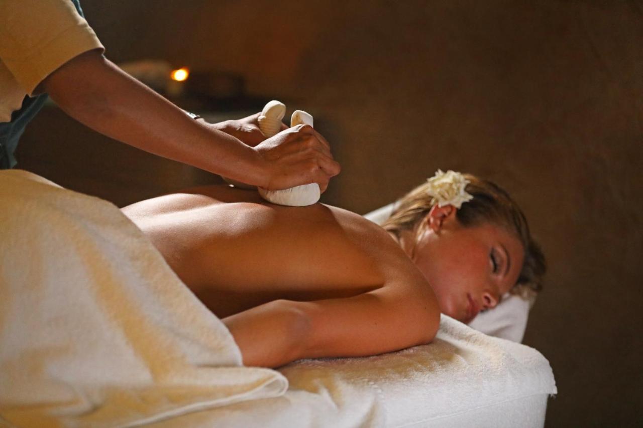 Hotel Jadali&Spa Marrakesh Bagian luar foto A woman receiving a massage with hot stones