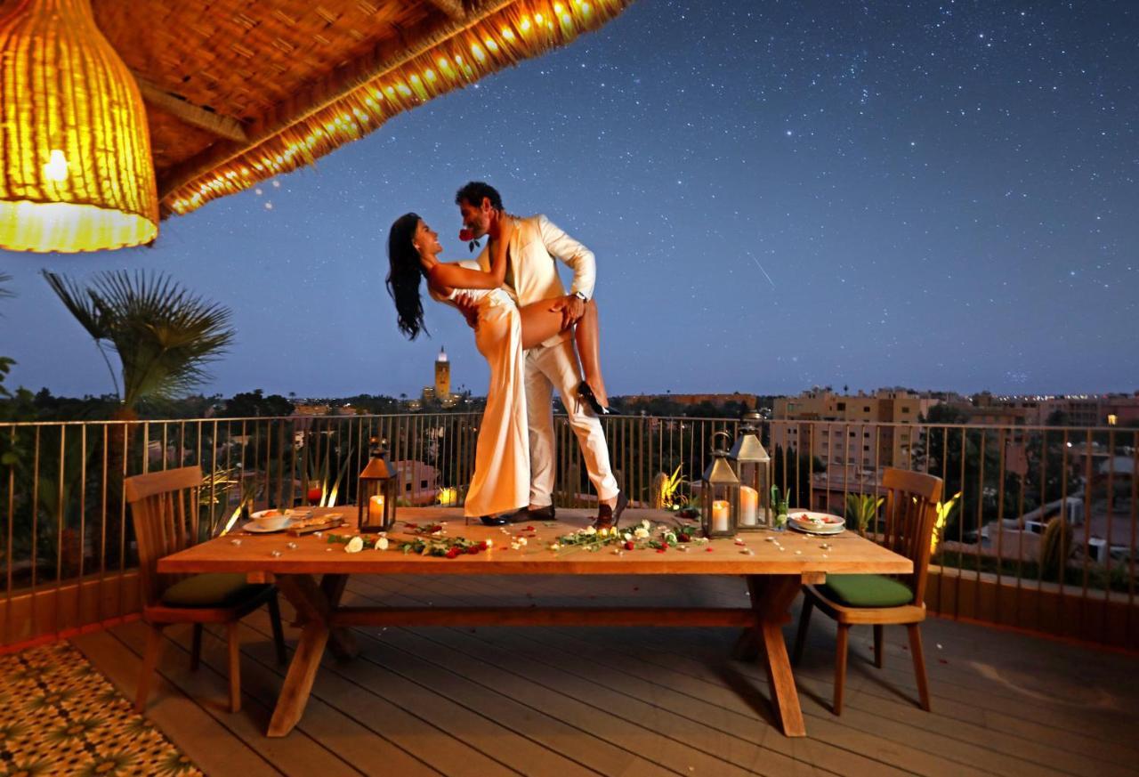 Hotel Jadali&Spa Marrakesh Bagian luar foto A couple dancing on a rooftop